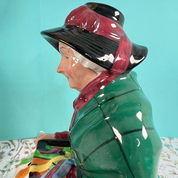 Royal Doulton ''Silk and Ribbons”Signed By Leslie H, Figurine HN2017 England 6”H - Picture 9 of 16